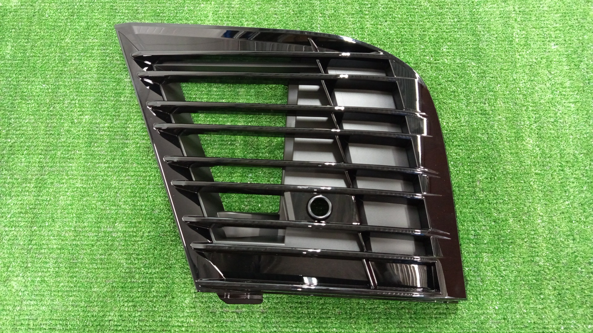 Заглушка бампера левая передняя LEXUS LX600 VJA310W 81482-60180 1 ракурс