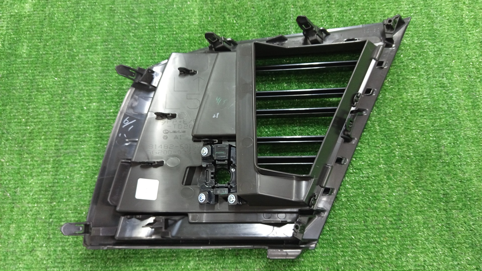 Заглушка бампера левая передняя LEXUS LX600 VJA310W 81482-60180 2 ракурс