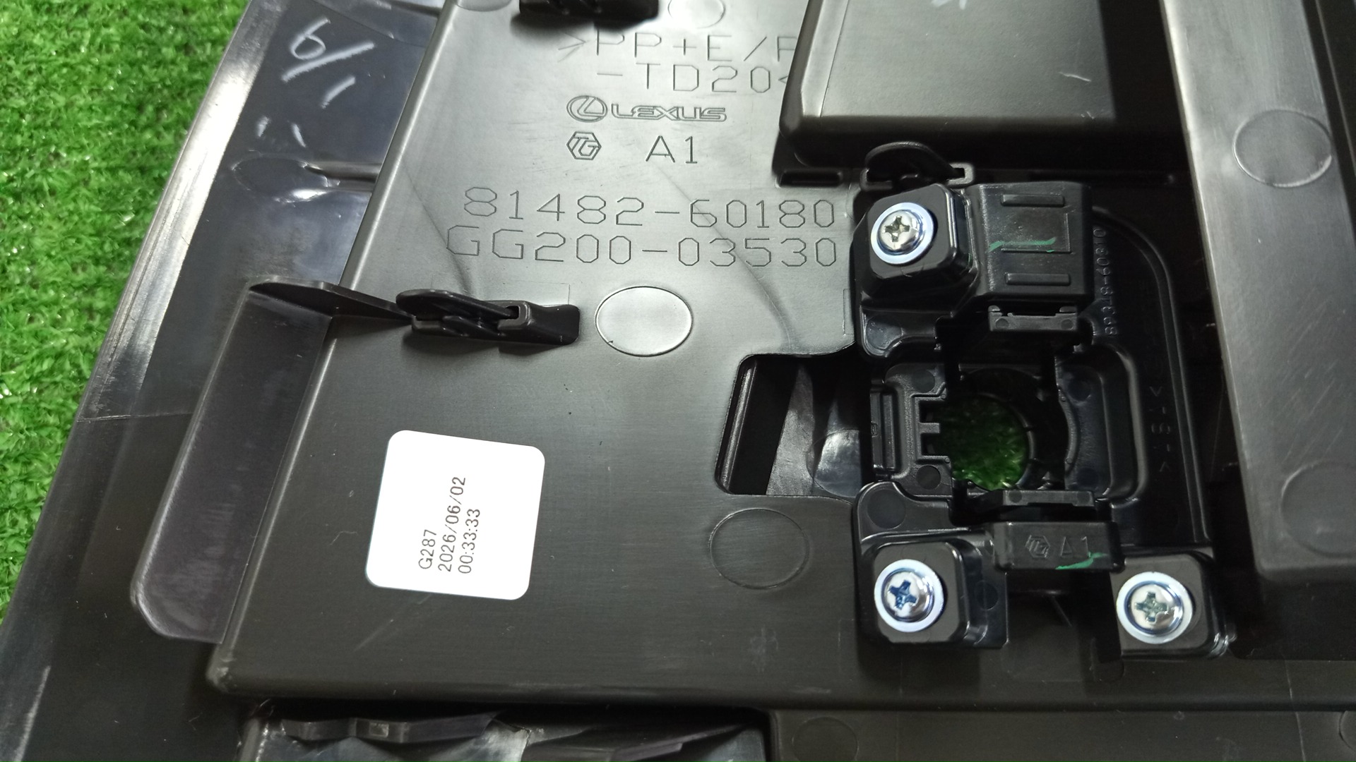 Заглушка бампера левая передняя LEXUS LX600 VJA310W 81482-60180 3 ракурс