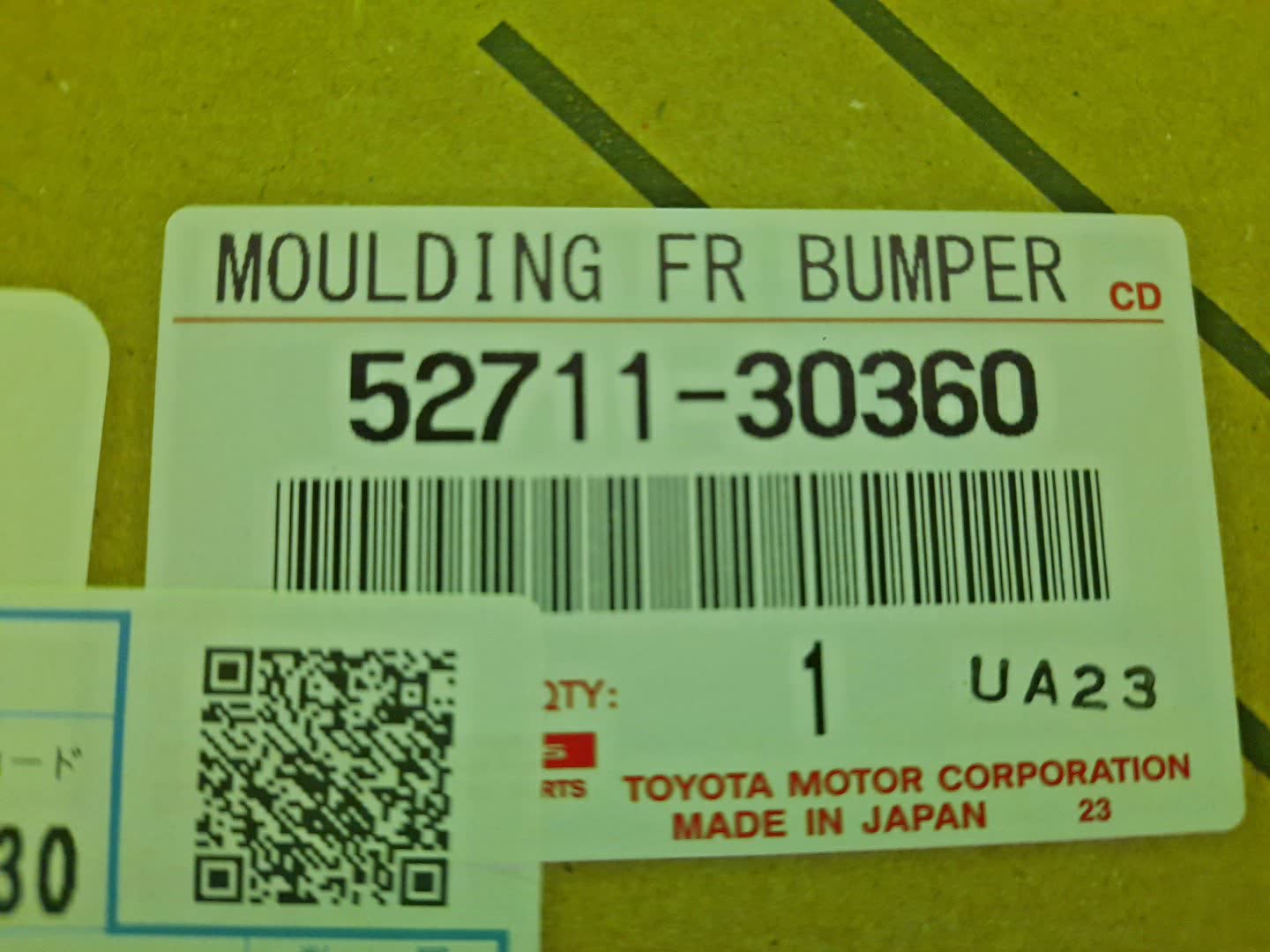 Молдинг на бампер TOYOTA CROWN AZSH35 52711-30360 4 ракурс