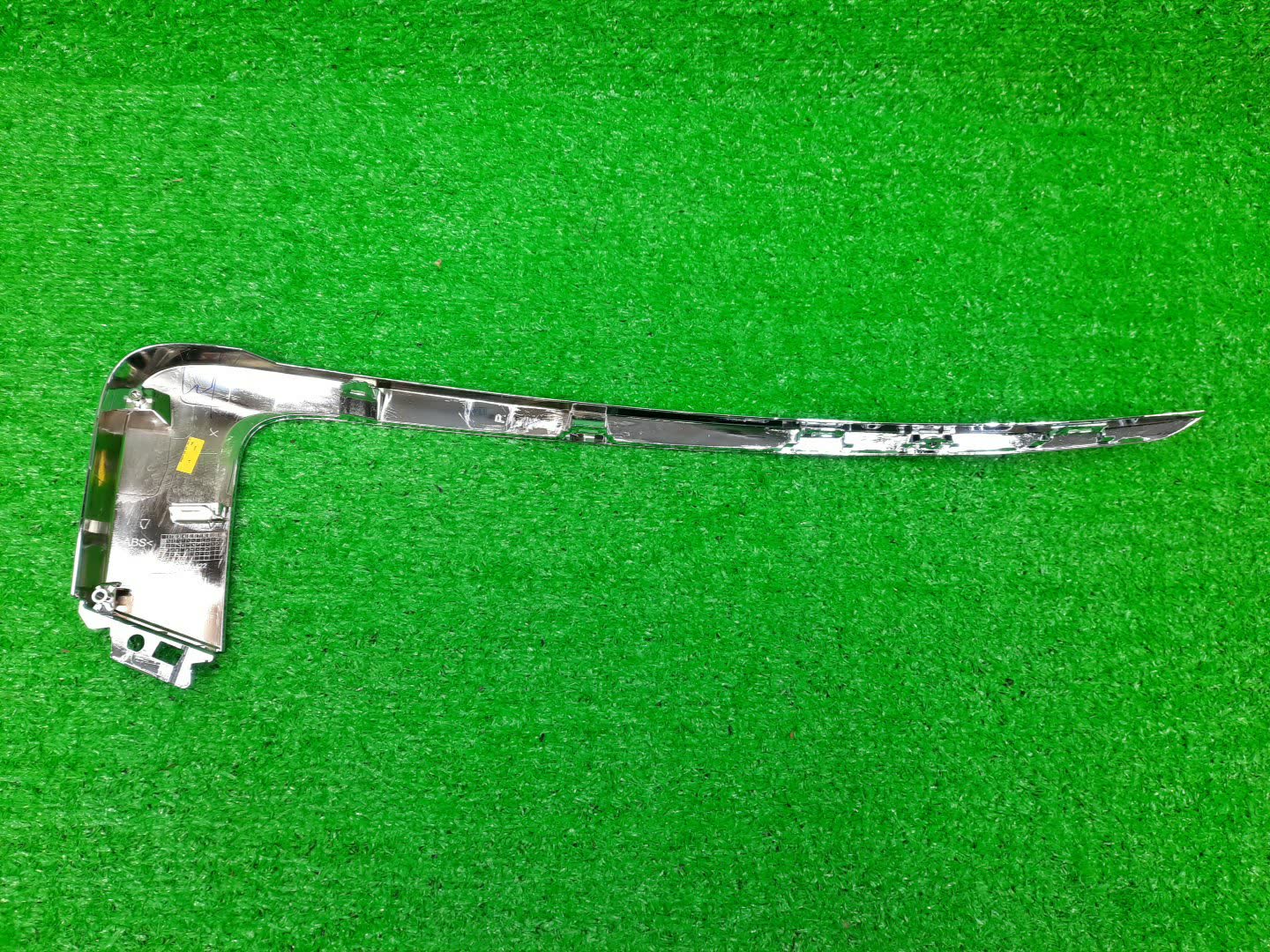 Молдинг на бампер правый передний MITSUBISHI ECLIPSE CROSS GK1W 6407A422 2 ракурс
