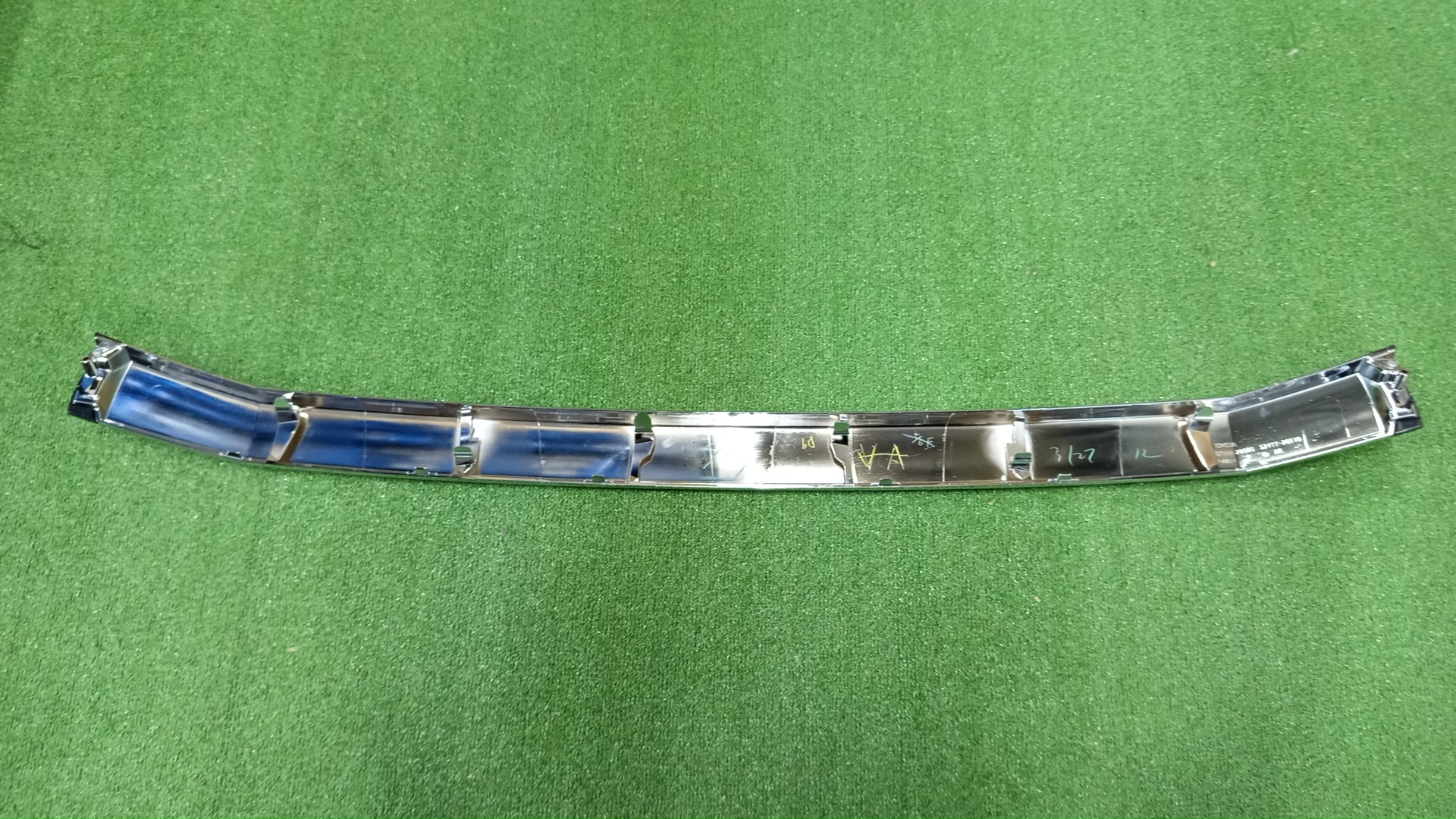 Молдинг TOYOTA VOXY ZWR80G 52104-28080 4 ракурс