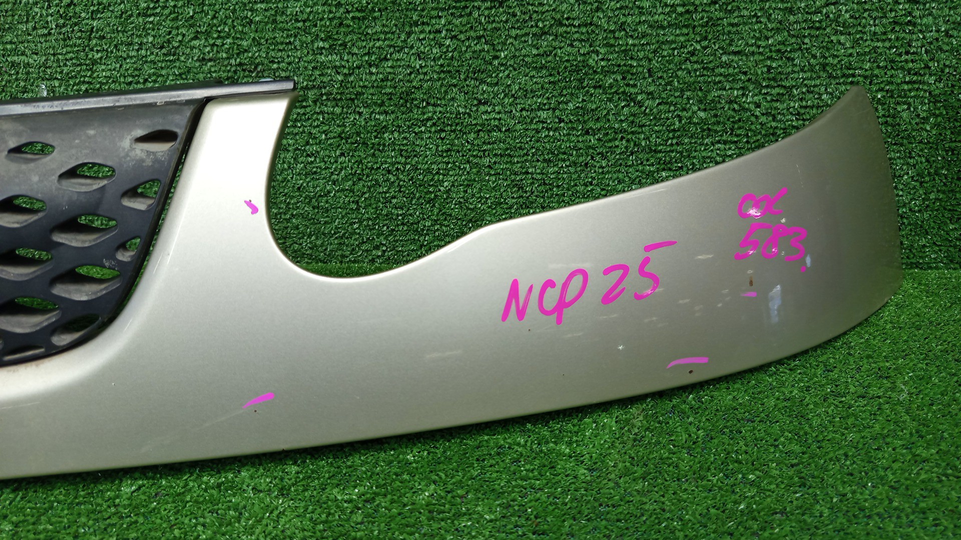 Планка под фары TOYOTA FUNCARGO NCP20 53111-52240 2 ракурс
