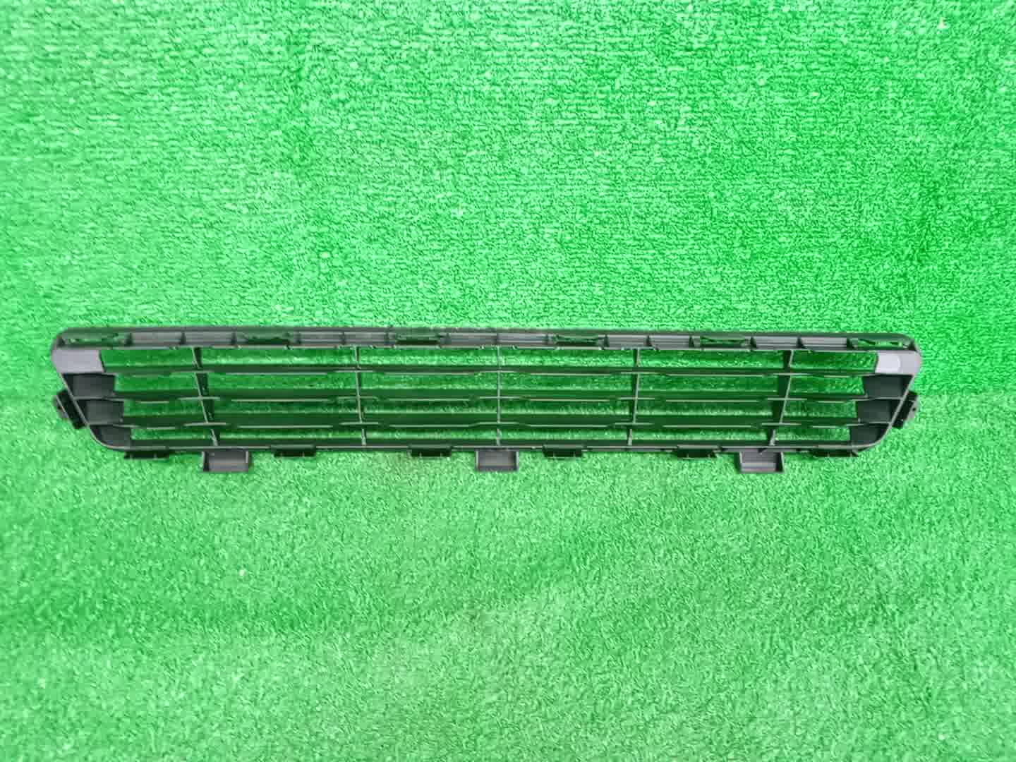 Решетка бамперная TOYOTA CAMRY, ALTIS AHV40, GSV40, ACV40, ACV45, ACV40N, ACV45N 53112-33040 2 ракурс