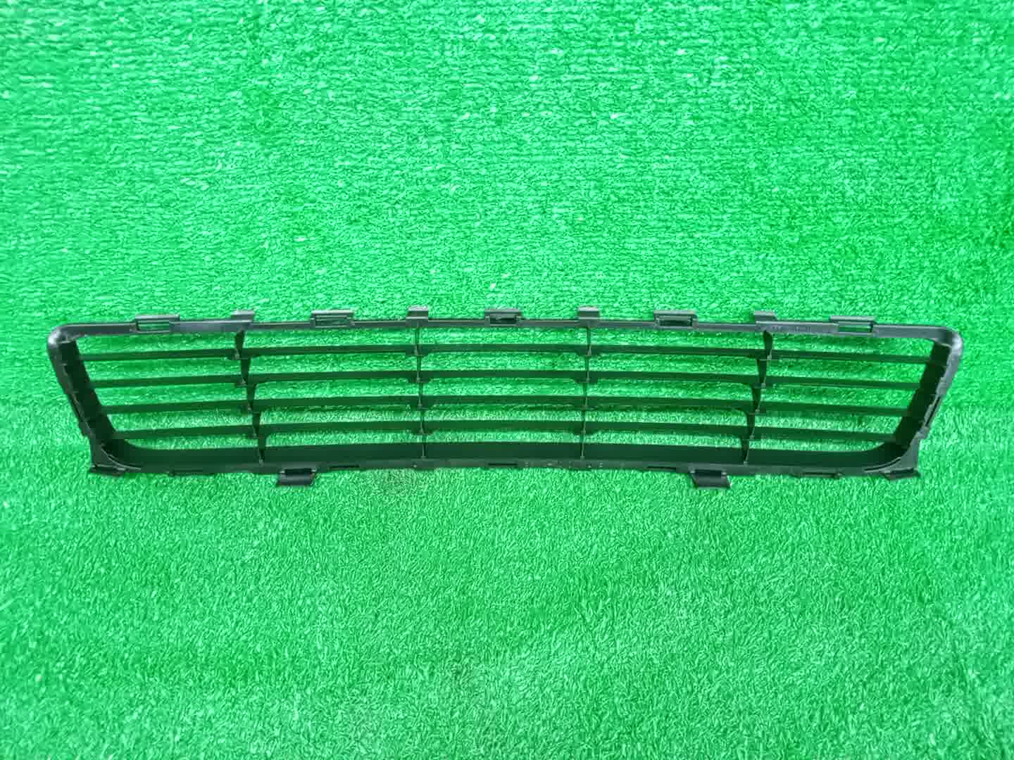 Решетка бамперная TOYOTA AURIS ZRE152H, NZE154H, ZRE152, NZE151H, ZRE154H 53112-12120 2 ракурс