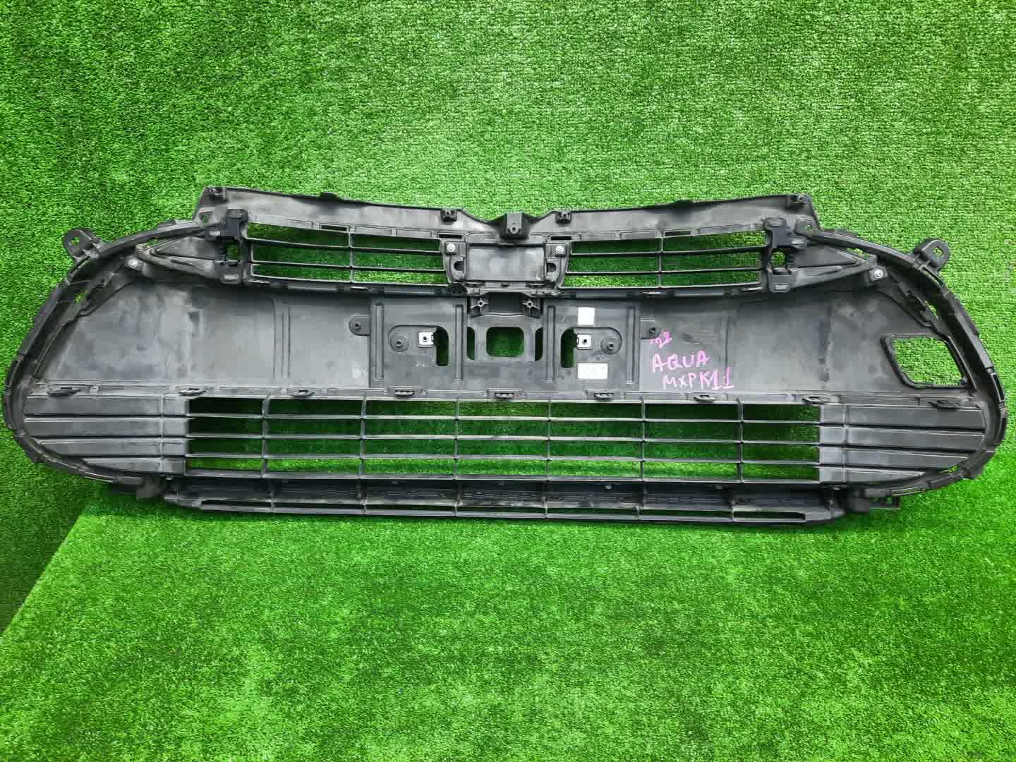 Решетка бамперная TOYOTA AQUA MXPK11 53101-52A00 3 ракурс