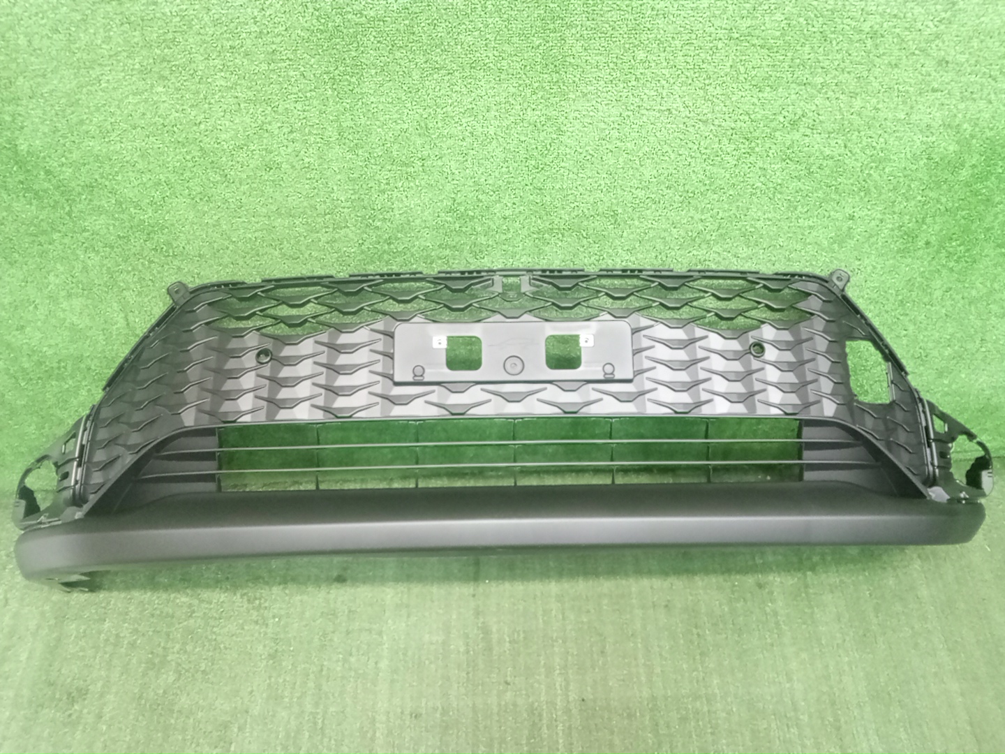 Решетка бамперная передняя TOYOTA COROLLA CROSS ZSG10 52129-16900 1 ракурс
