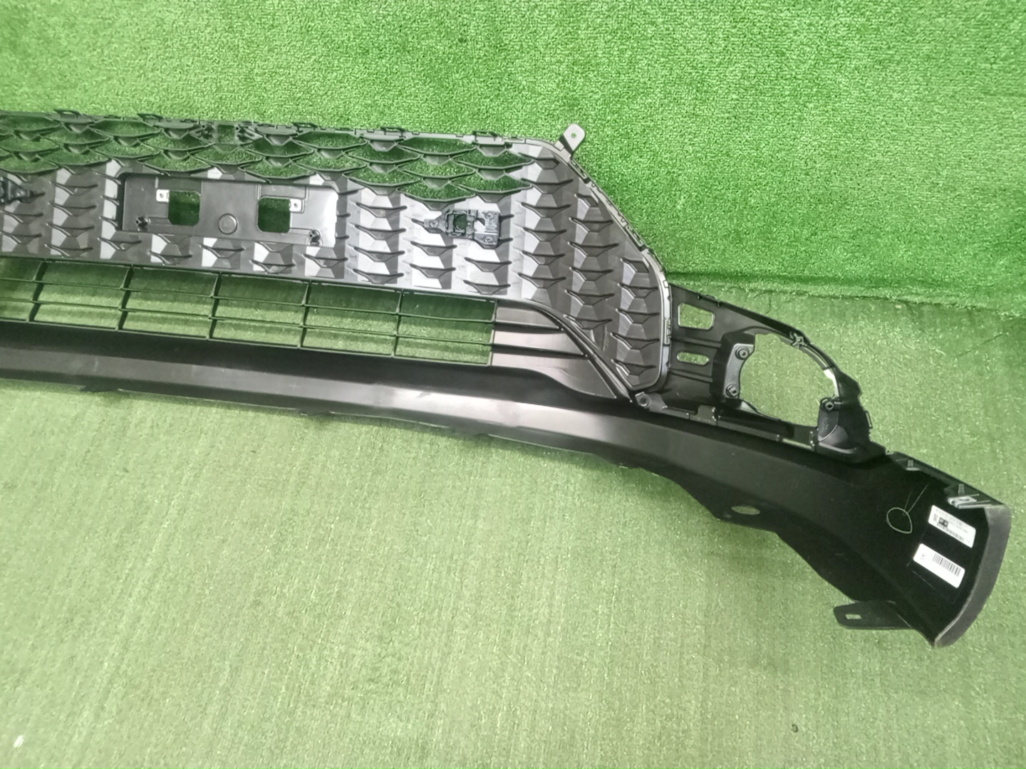 Решетка бамперная передняя TOYOTA COROLLA CROSS ZSG10 52129-16900 3 ракурс