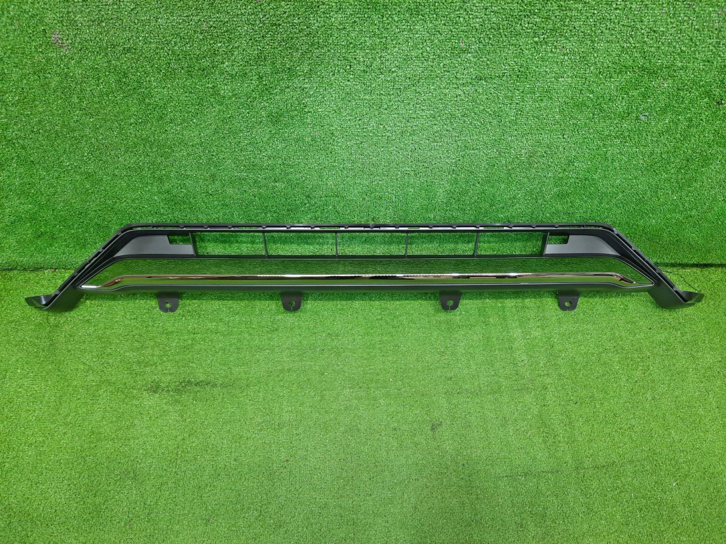 Решетка бамперная передняя TOYOTA NOAH ZWR80G 53102-28060 1 ракурс