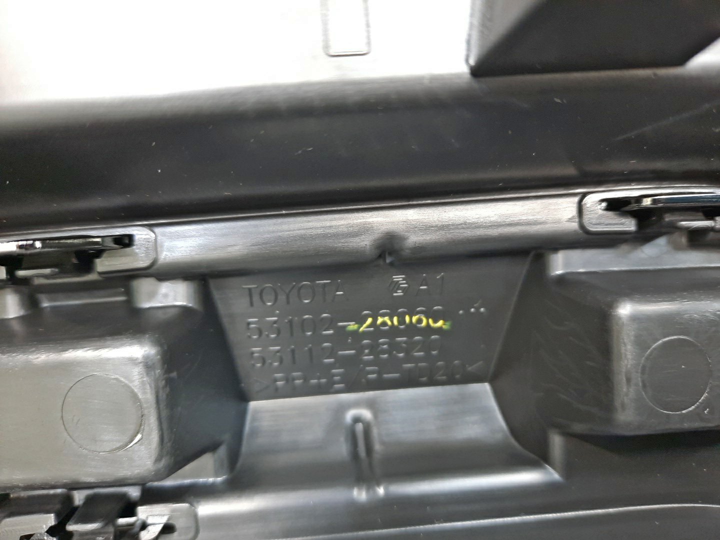 Решетка бамперная передняя TOYOTA NOAH ZWR80G 53102-28060 3 ракурс