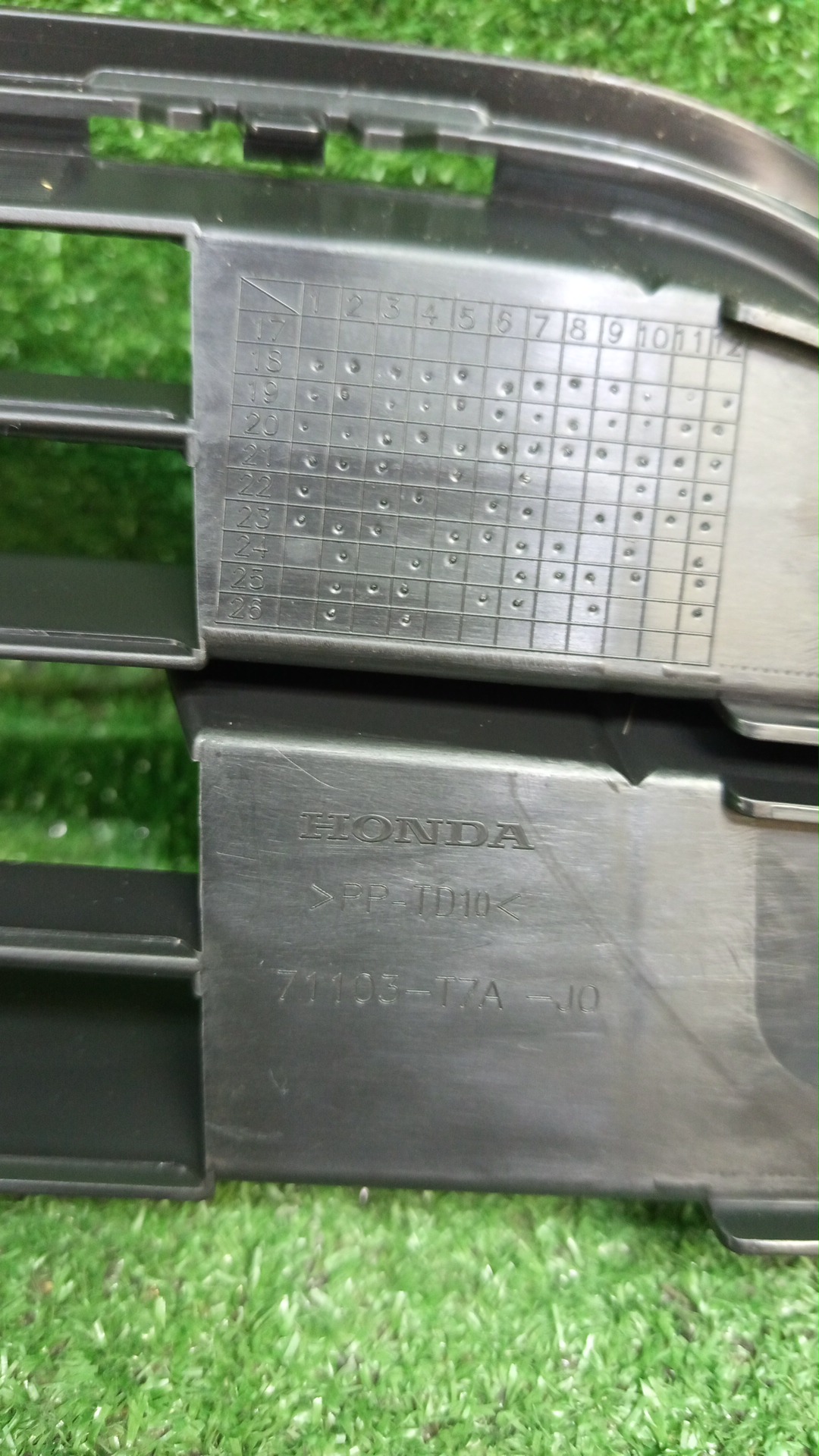 Решетка бамперная передняя HONDA VEZEL RU2 71103-T7A-J00 3 ракурс