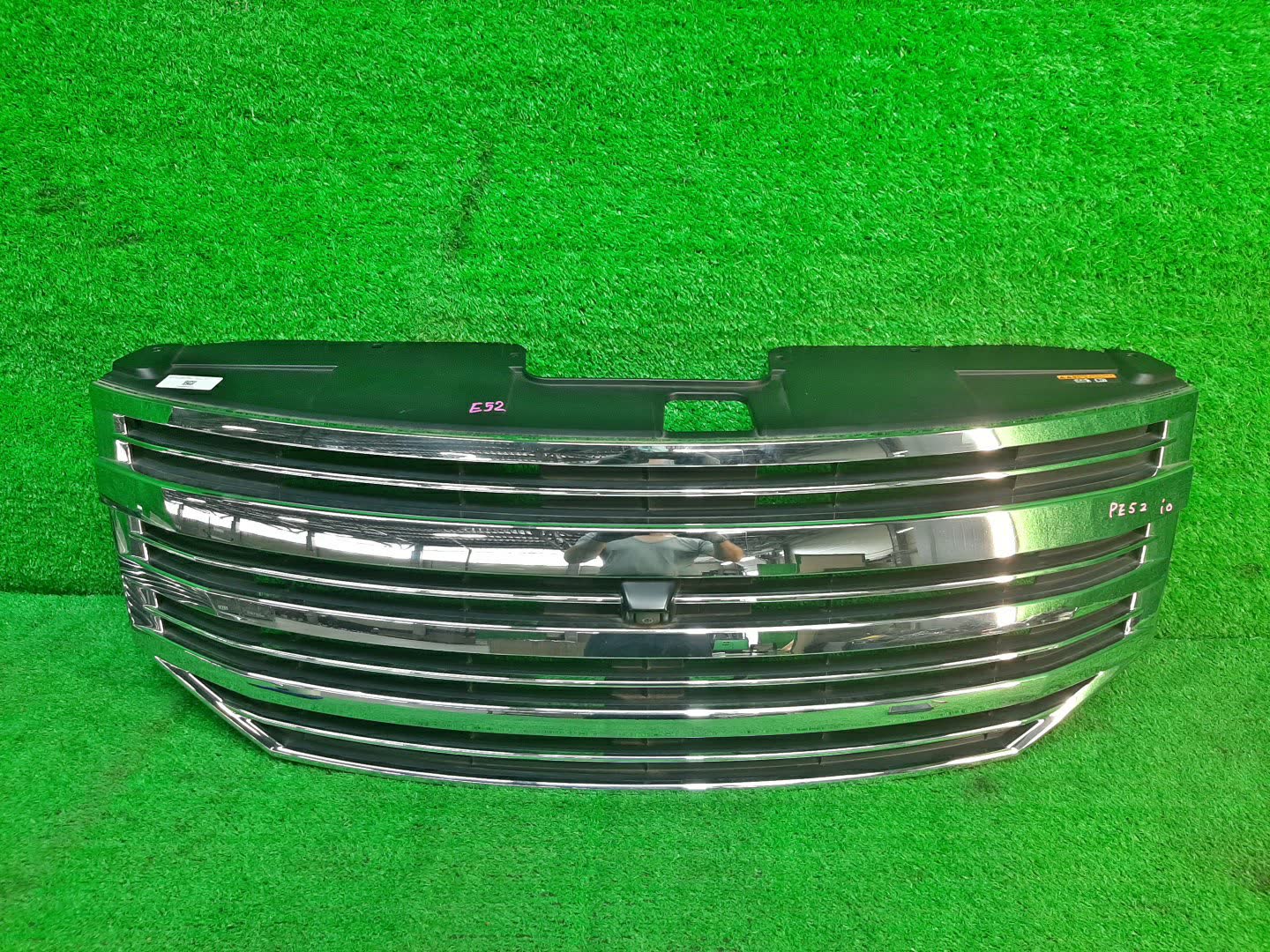 Решетка радиатора NISSAN ELGRAND E52 62310-1A52A 1 ракурс