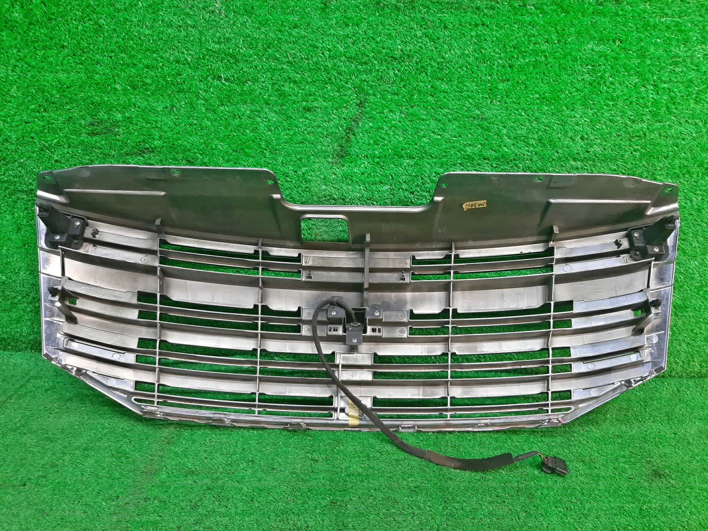 Решетка радиатора NISSAN ELGRAND E52 62310-1A52A 2 ракурс