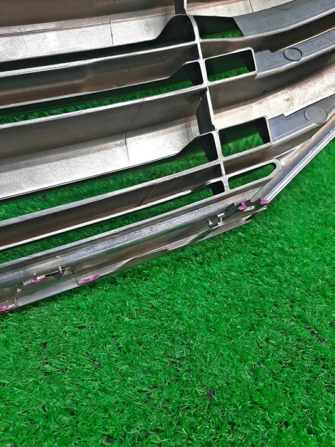 Решетка радиатора NISSAN ELGRAND E52 62310-1A52A 4 ракурс