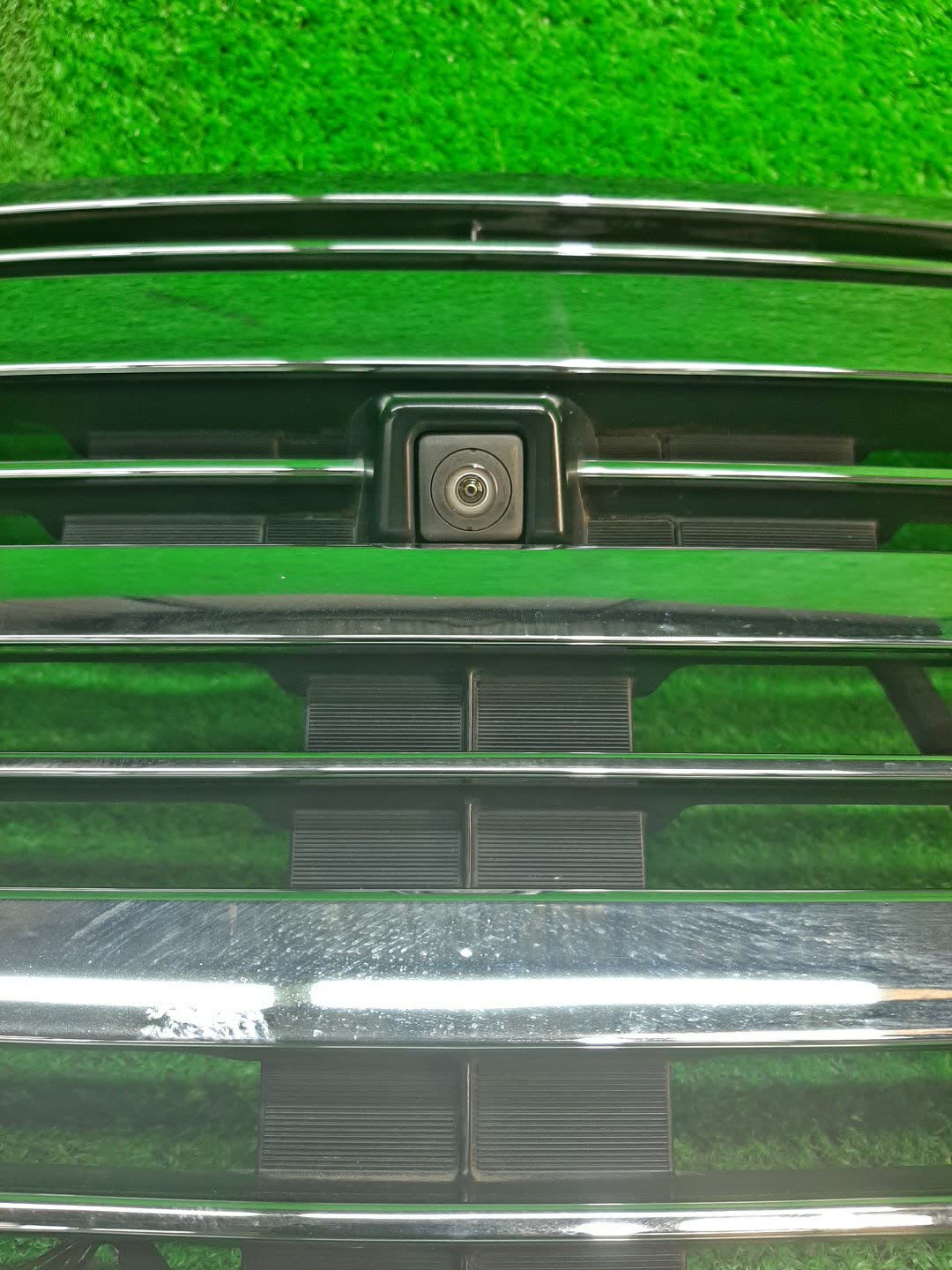 Решетка радиатора NISSAN ELGRAND E52 62310-1A52A 5 ракурс