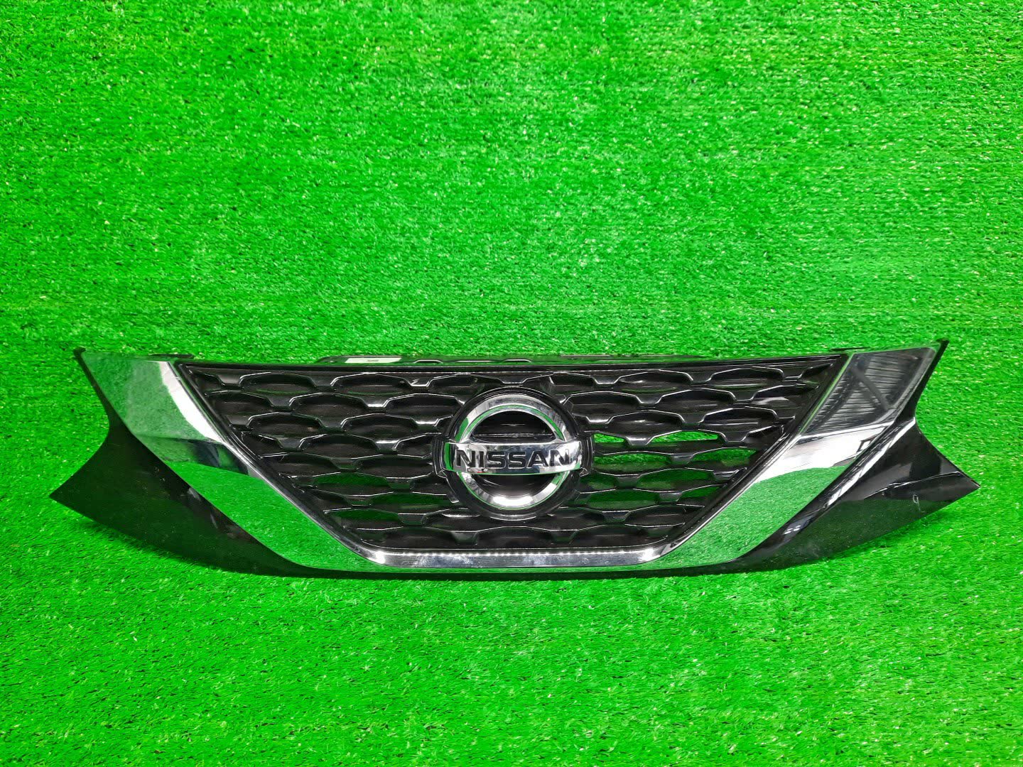 Решетка радиатора NISSAN ROOX B44A 62310-7NE0A 1 ракурс