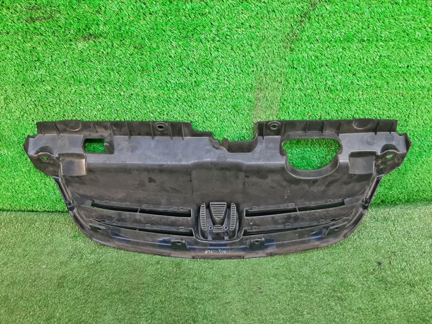 Решетка радиатора HONDA CIVIC EU3, EU1, EU4, EU2 71120-S5H-JO 2 ракурс