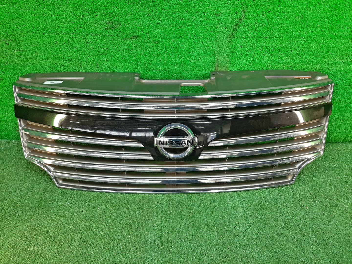 Решетка радиатора NISSAN ELGRAND E52 62312-IJBOA 1 ракурс