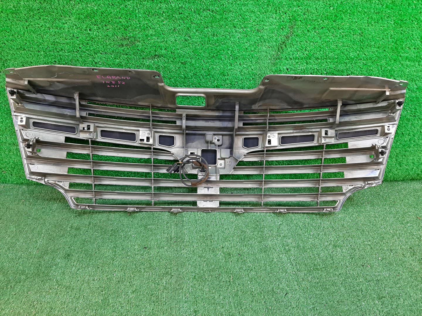 Решетка радиатора NISSAN ELGRAND E52 62312-IJBOA 2 ракурс