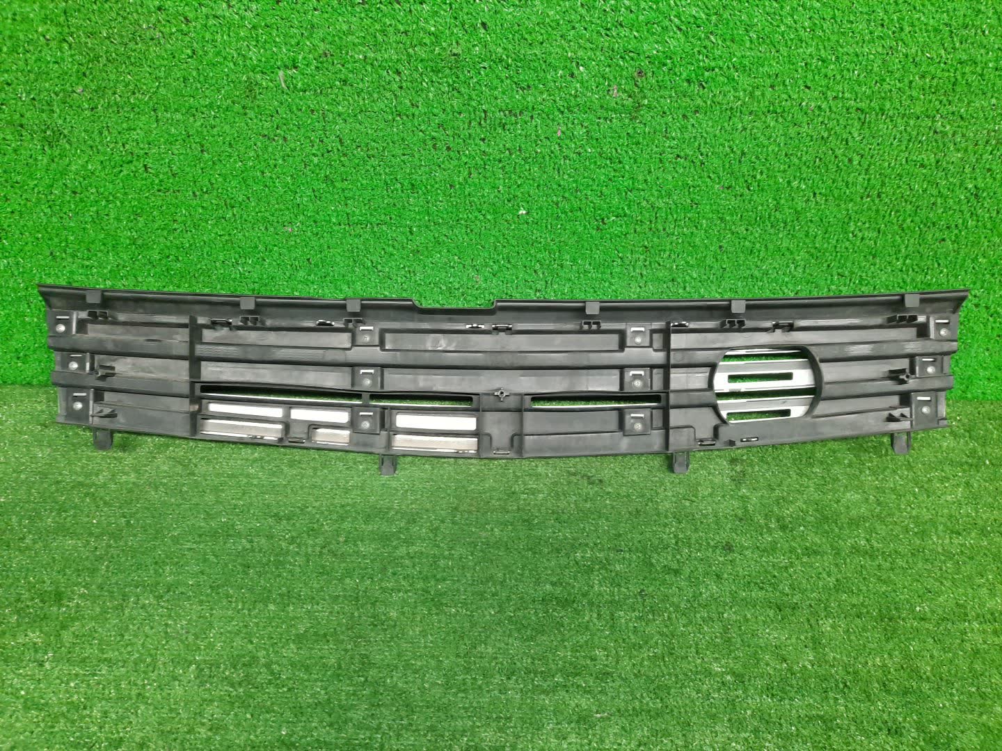 Решетка радиатора SUZUKI EVERY DA64W 7172268 2 ракурс