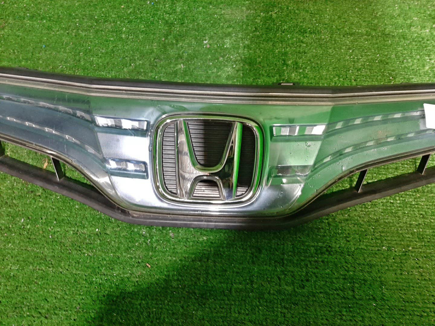 Решетка радиатора HONDA FIT GP1 711211TF2901M1 4 ракурс
