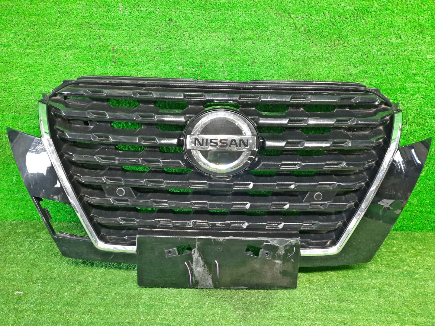 Решетка радиатора NISSAN KICKS P15 623105RY0A 1 ракурс Решетка радиатора NISSAN KICKS P15 623105RY0A 1 ракурс