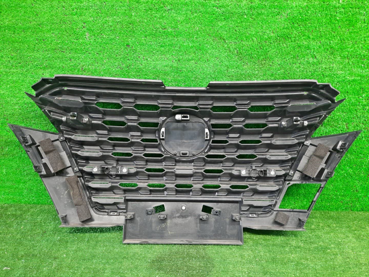 Решетка радиатора NISSAN KICKS P15 623105RY0A 3 ракурс