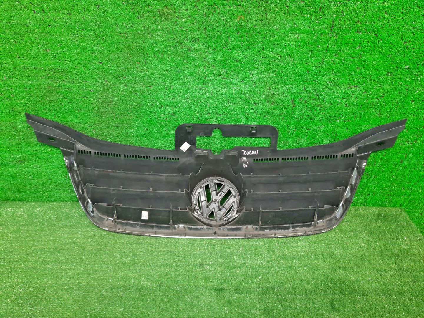 Решетка радиатора VOLKSWAGEN TOURAN 1T1 1T0853651 2 ракурс