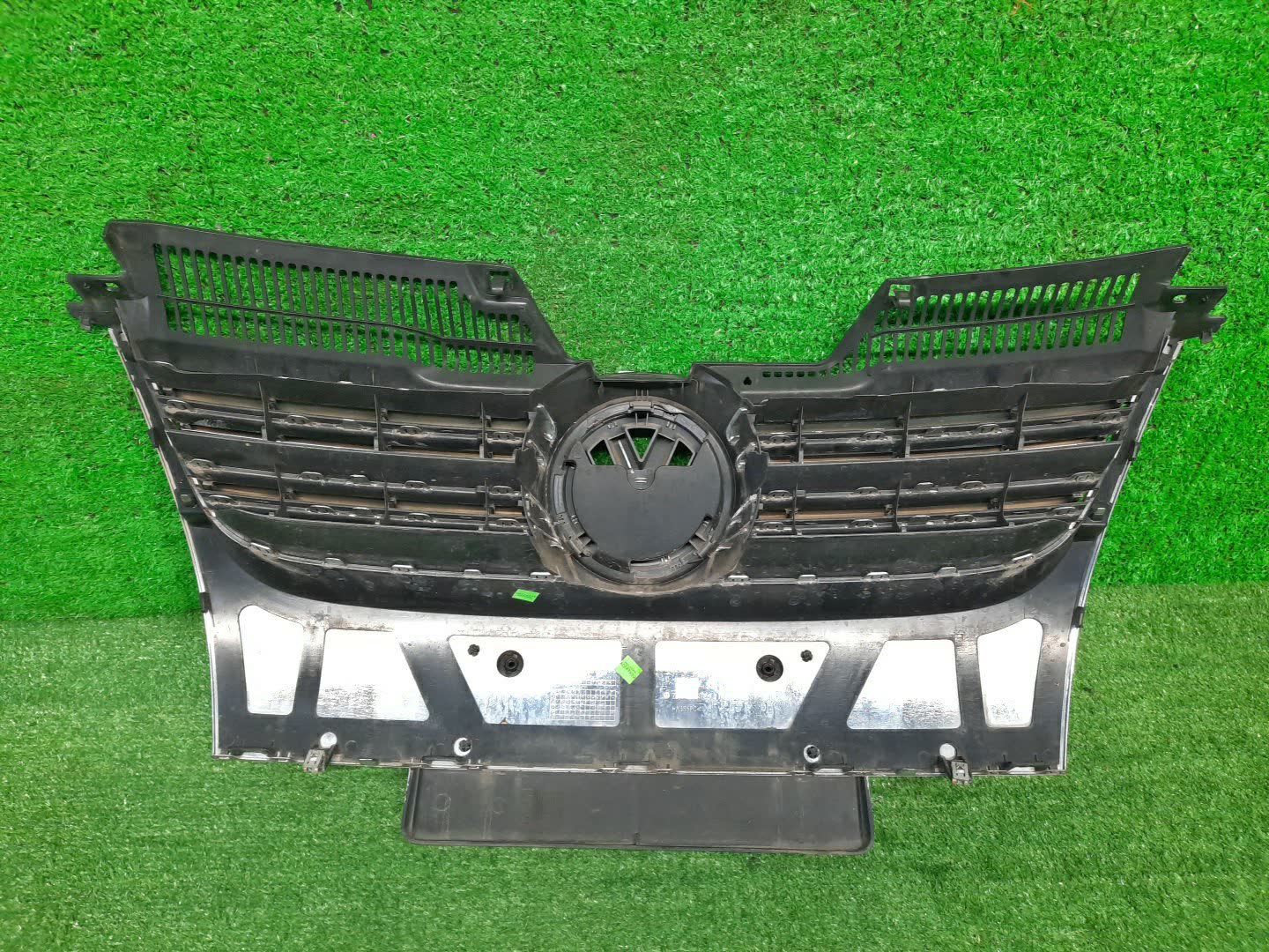 Решетка радиатора VOLKSWAGEN JETTA 1K2 1K5853653 2 ракурс