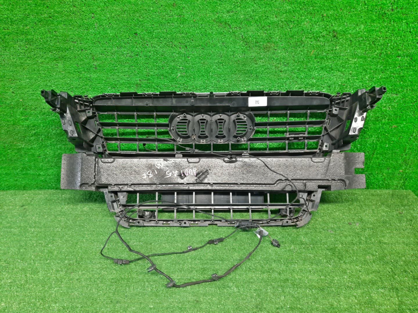 Решетка радиатора передняя AUDI A5 8F7, 8T, 8T3, 8TA 8T0853651E 2 ракурс
