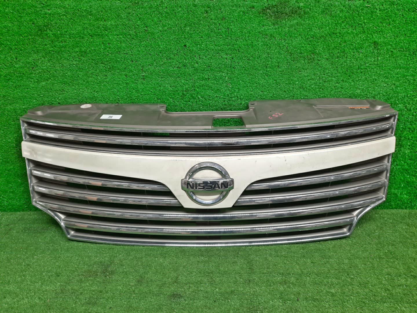 Решетка радиатора NISSAN ELGRAND E52 623121JB0 1 ракурс