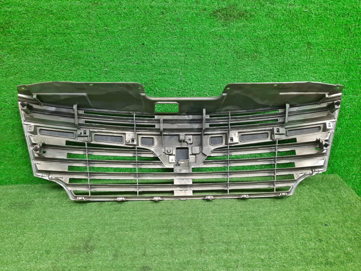 Решетка радиатора NISSAN ELGRAND E52 623121JB0 2 ракурс