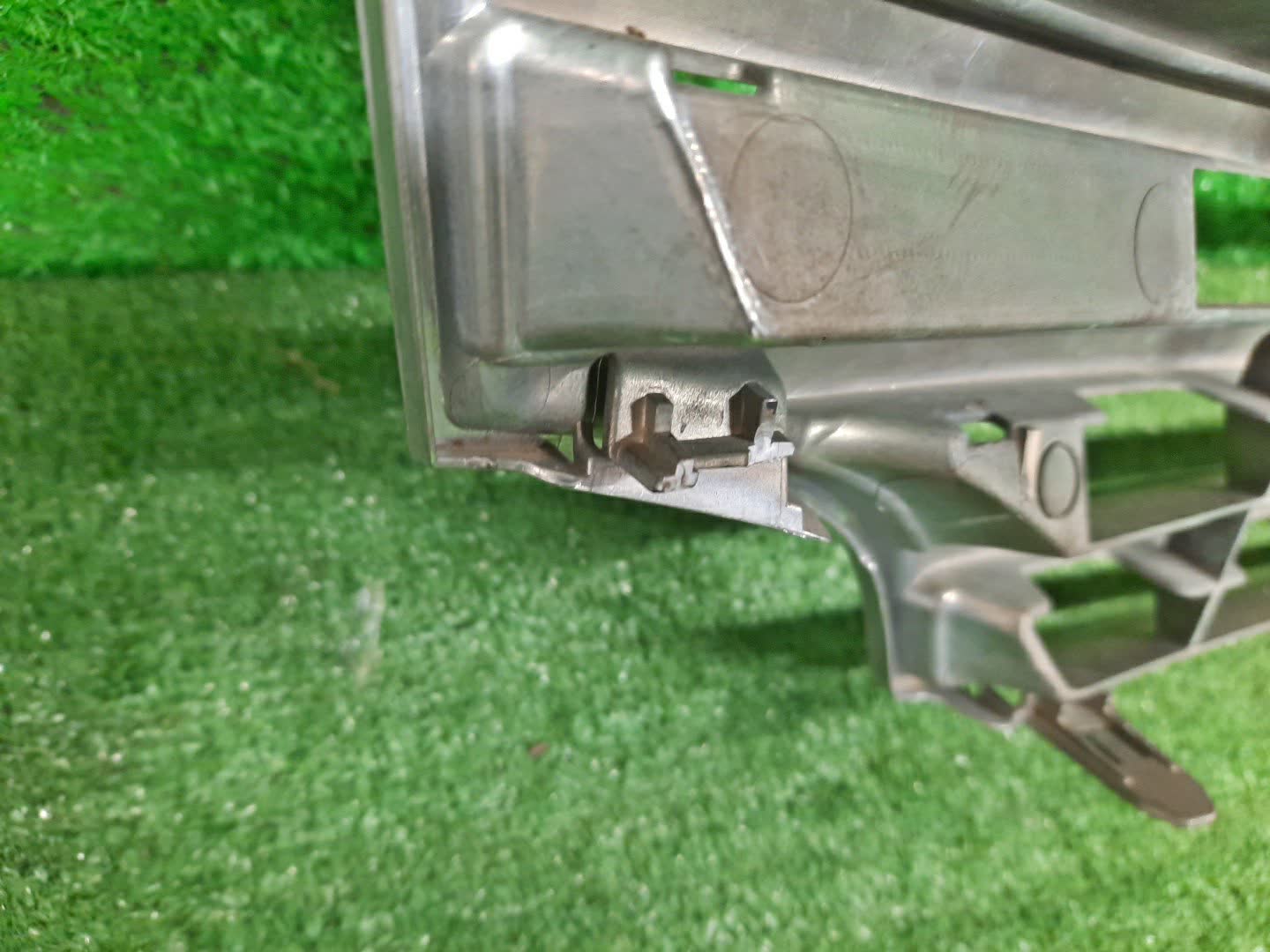 Решетка радиатора NISSAN ELGRAND E52 623121JB0 3 ракурс