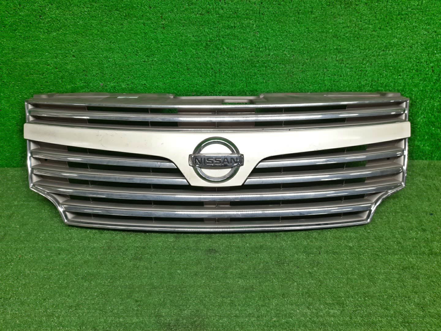 Решетка радиатора NISSAN ELGRAND E52 623121-JB0 1 ракурс
