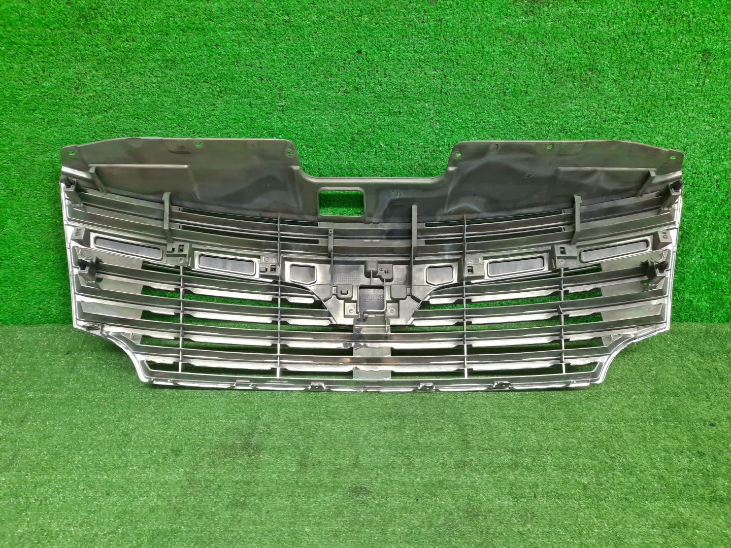 Решетка радиатора NISSAN ELGRAND E52 623121-JB0 2 ракурс