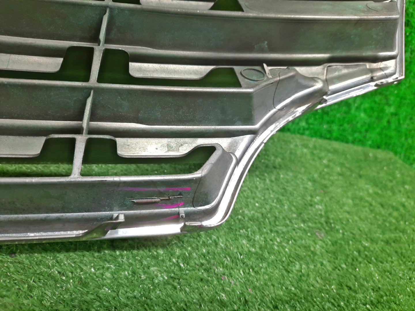 Решетка радиатора NISSAN ELGRAND E52 623121-JB0 3 ракурс