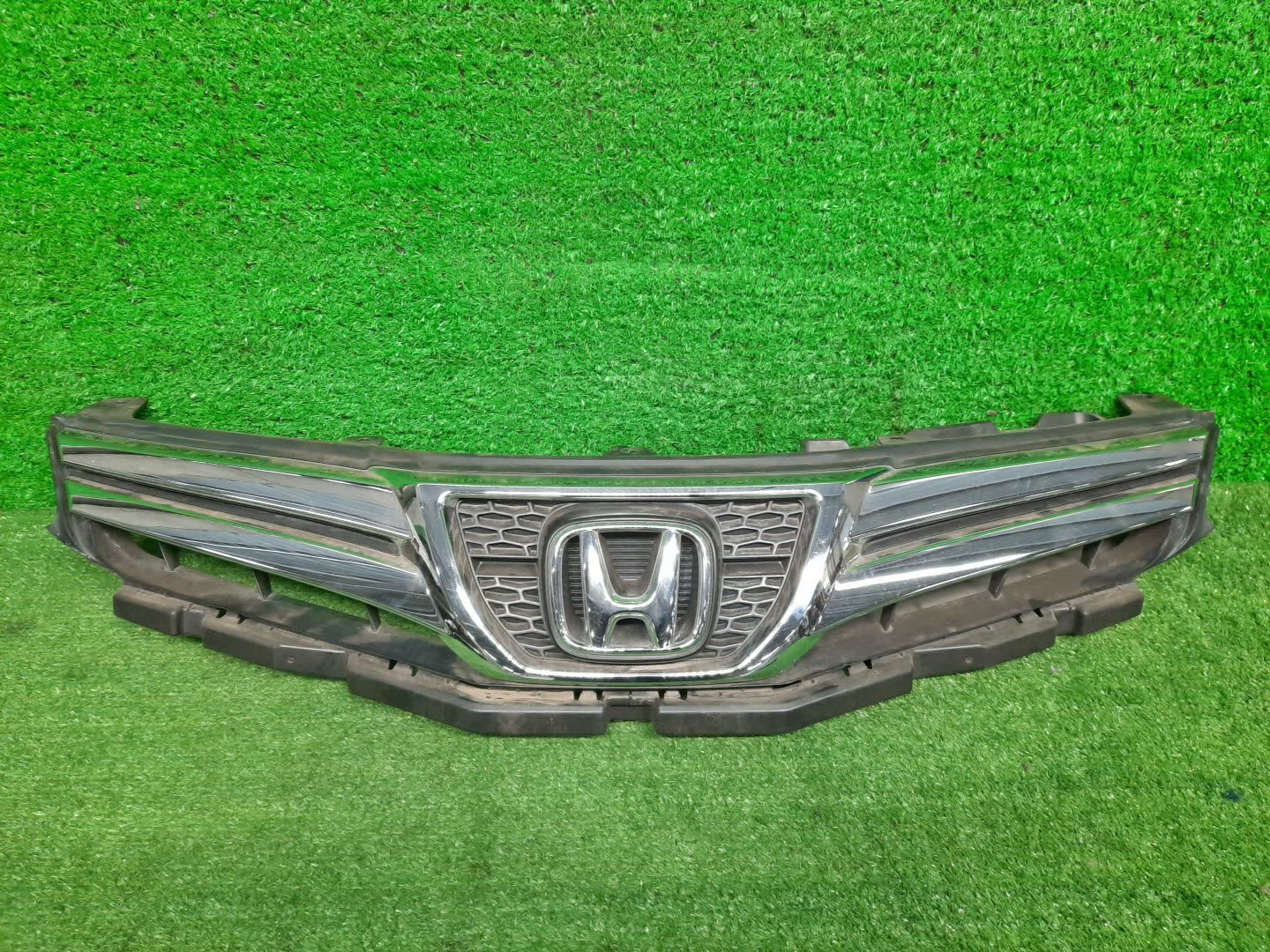 Решетка радиатора HONDA FIT SHUTTLE GG7, GG8 71121KF003 1 ракурс