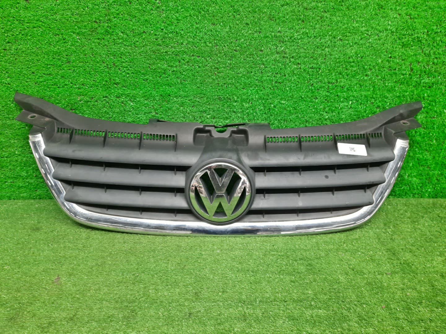 Решетка радиатора VOLKSWAGEN TOURAN 1T1 1T0853651 1 ракурс