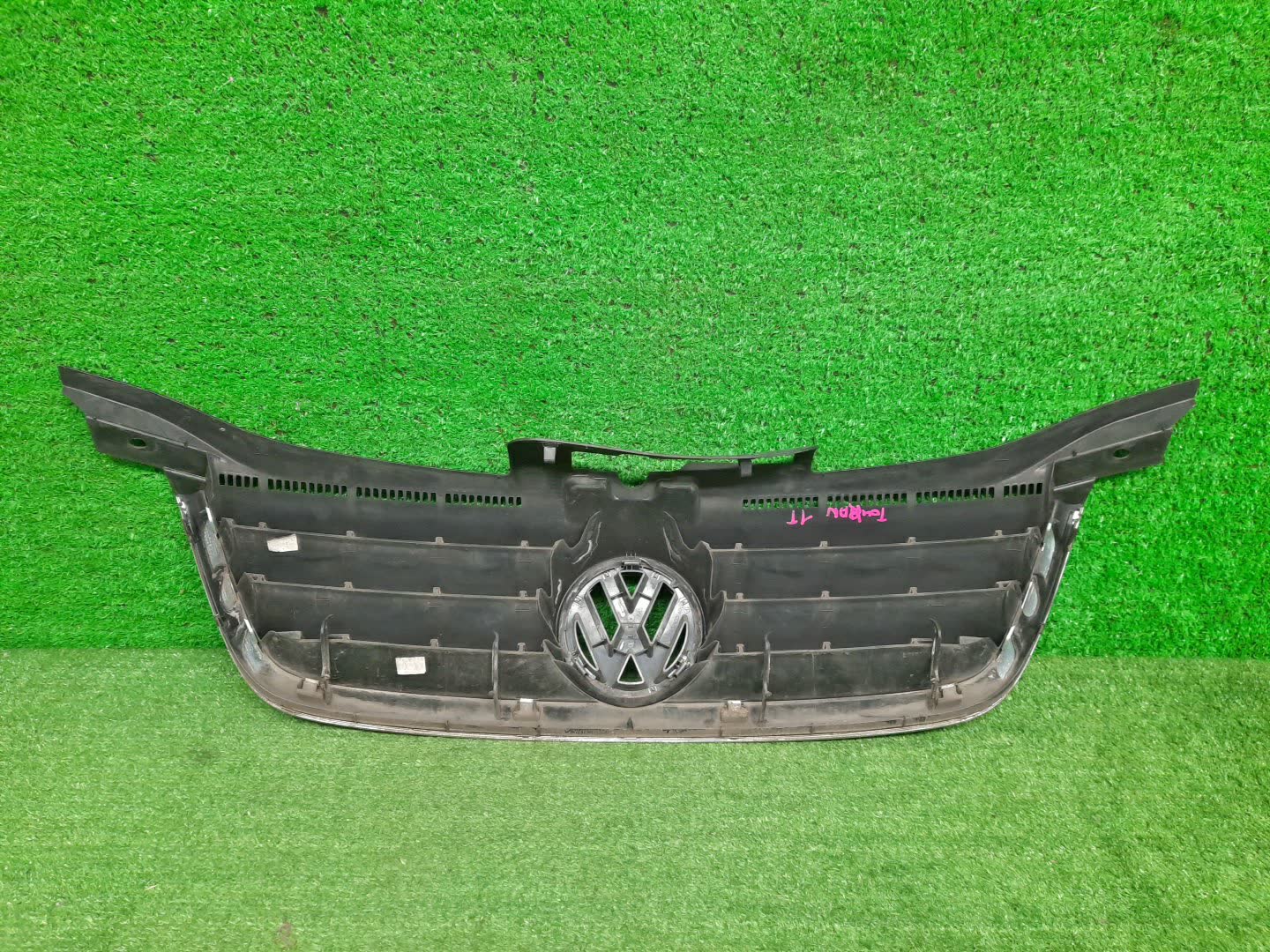 Решетка радиатора VOLKSWAGEN TOURAN 1T1 1T0853651 2 ракурс