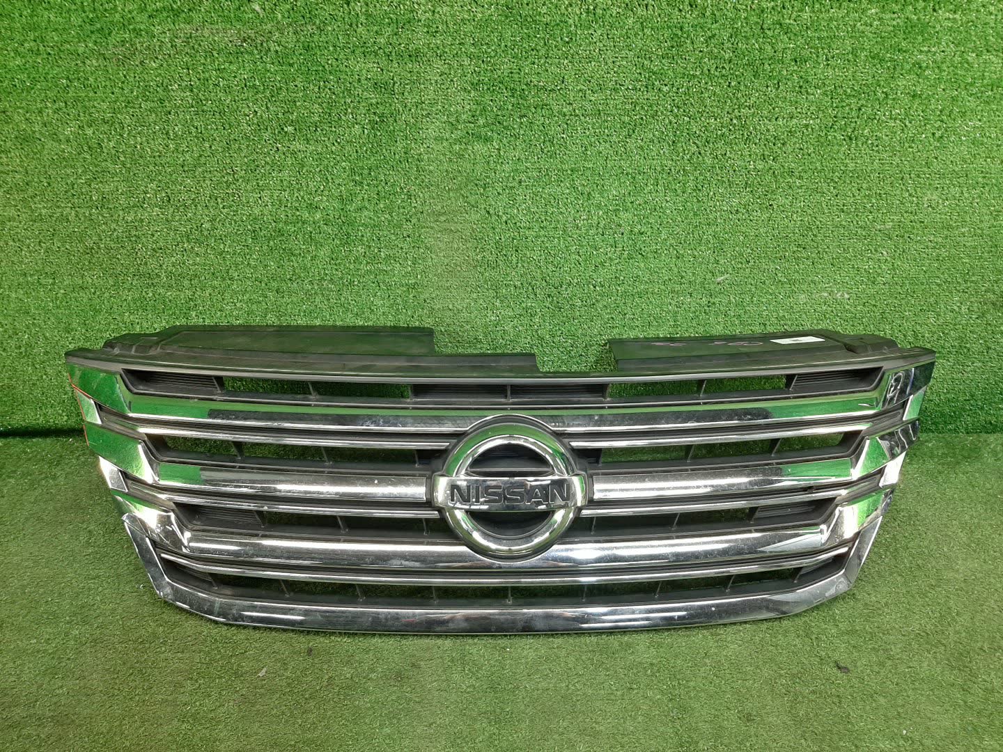 Решетка радиатора NISSAN SERENA C26 62310-3JY0A 1 ракурс