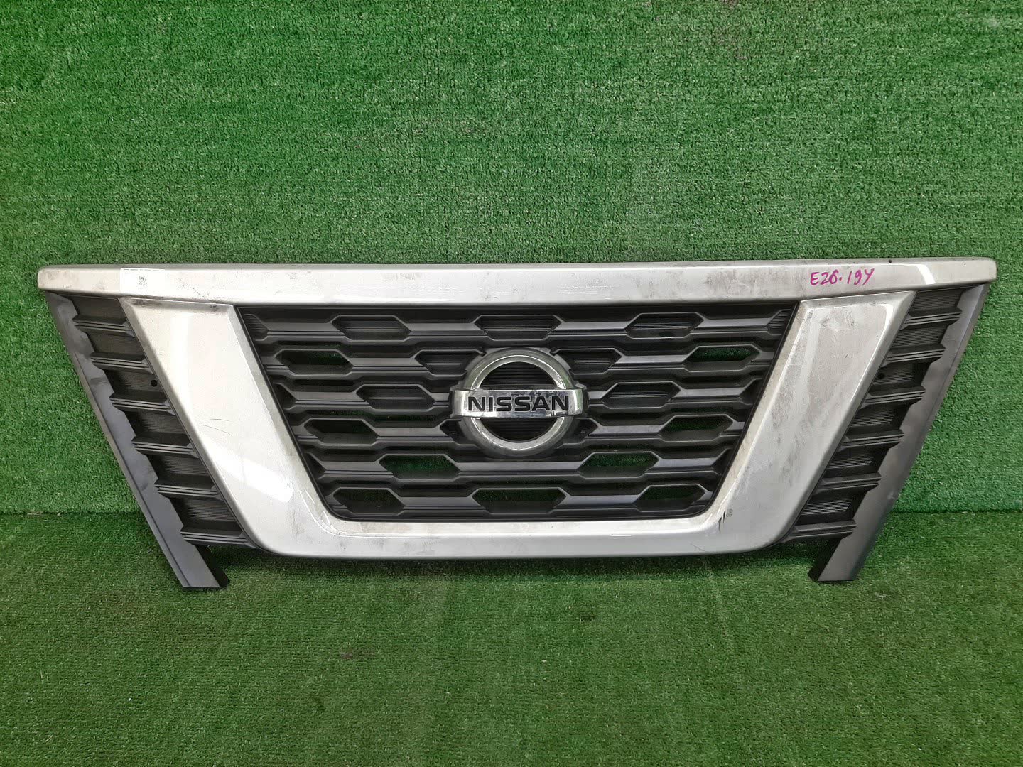 Решетка радиатора NISSAN CARAVAN E26 62310-5YE0A 1 ракурс
