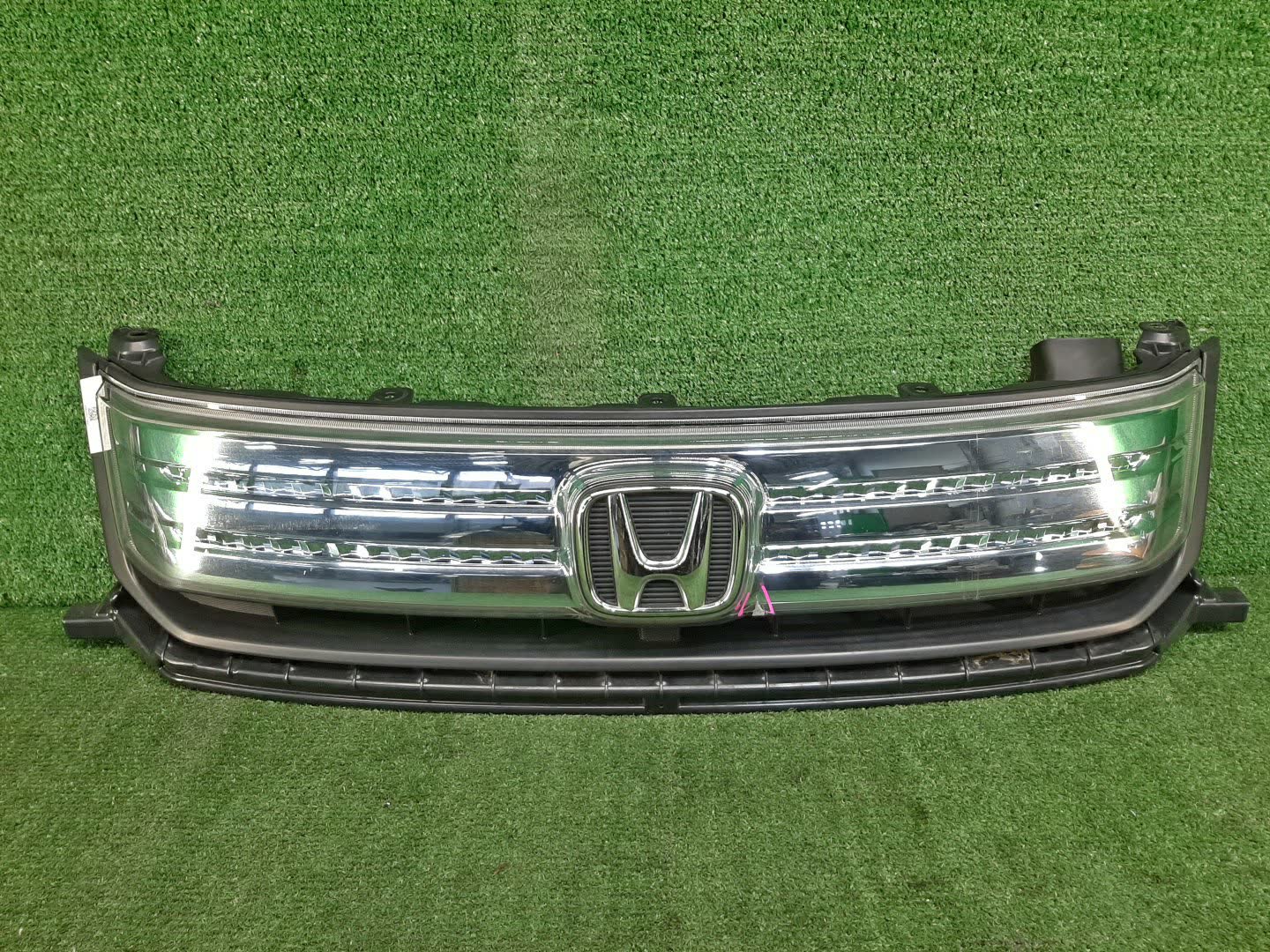 Решетка радиатора HONDA FREED SPIKE GP3 71121-SWZ003 1 ракурс