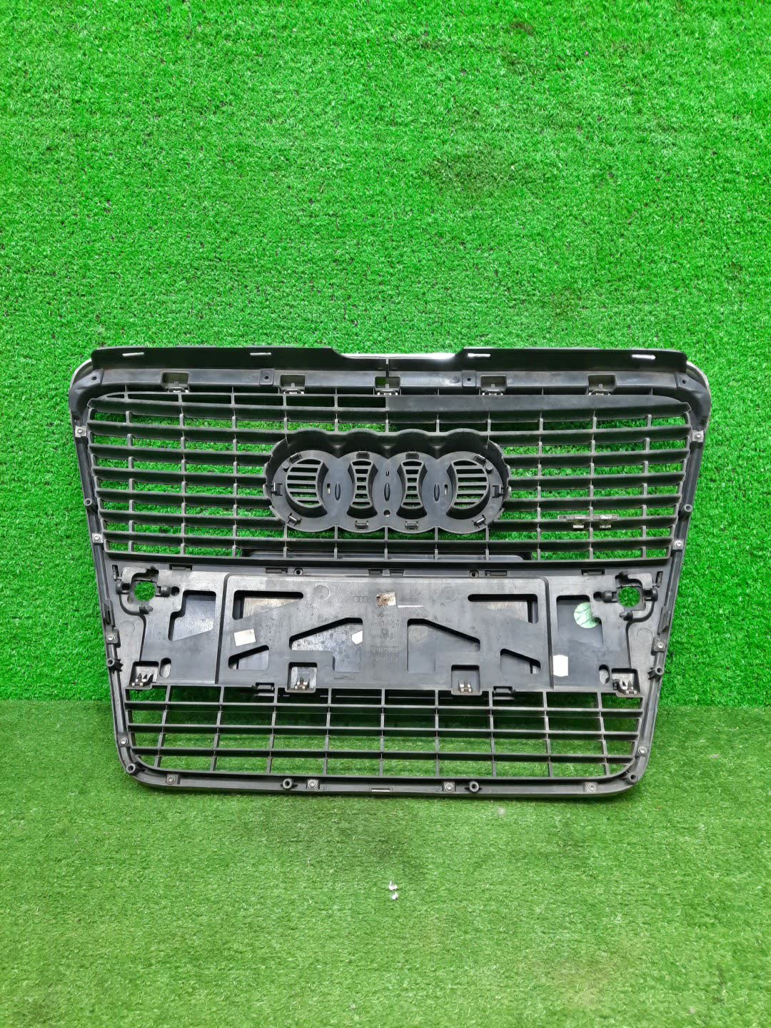 Решетка радиатора AUDI A6 4F2 4F0853651 2 ракурс