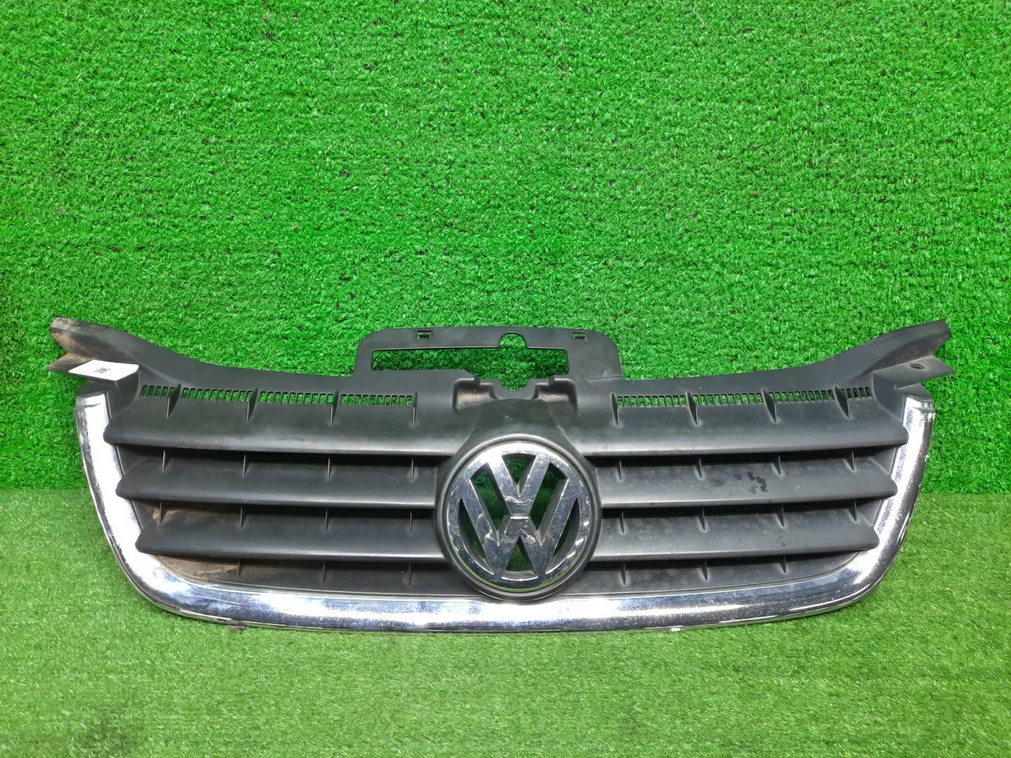 Решетка радиатора VOLKSWAGEN TOURAN 1T1 1T0853651 1 ракурс