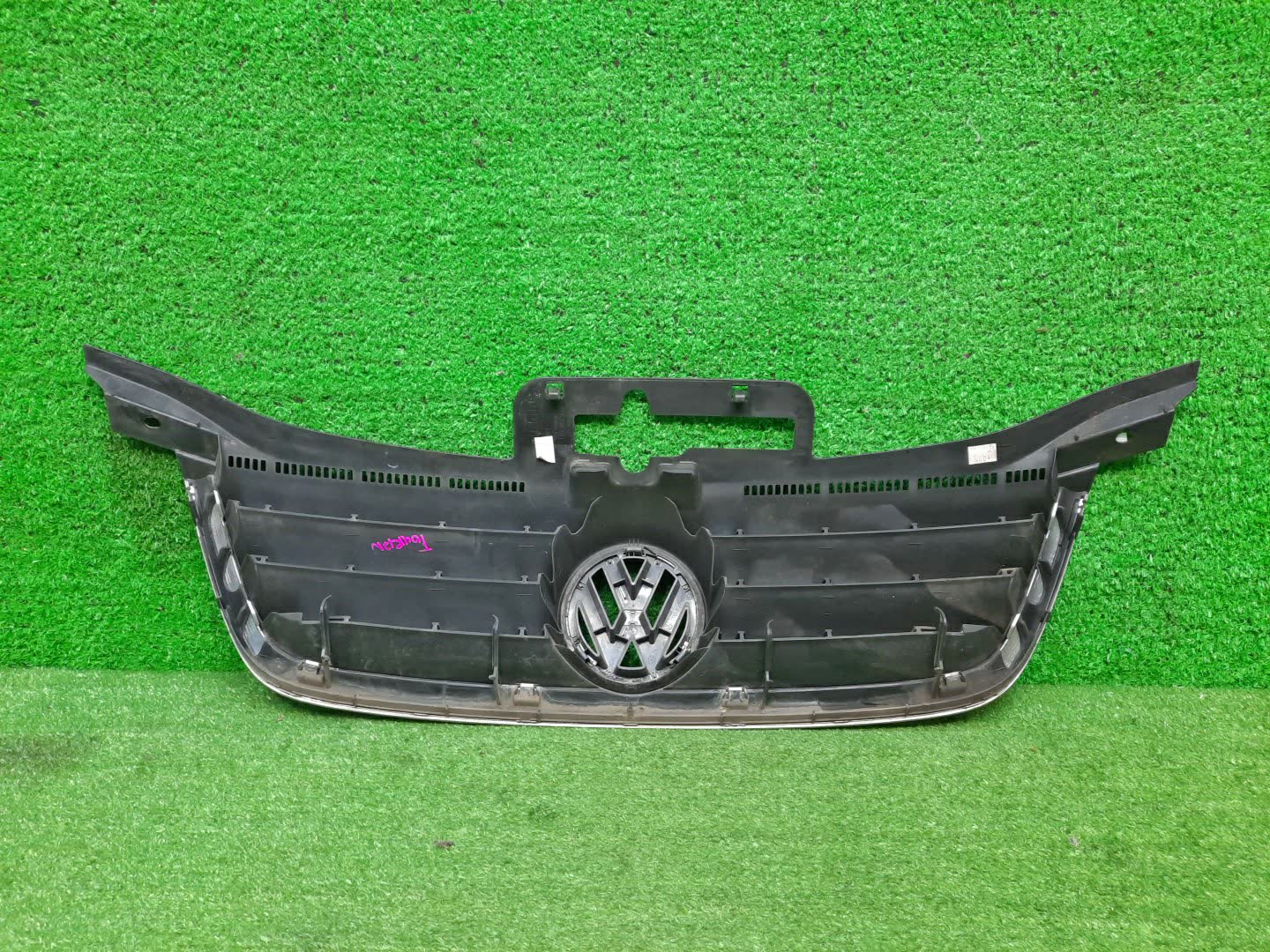 Решетка радиатора VOLKSWAGEN TOURAN 1T1 1T0853651 2 ракурс