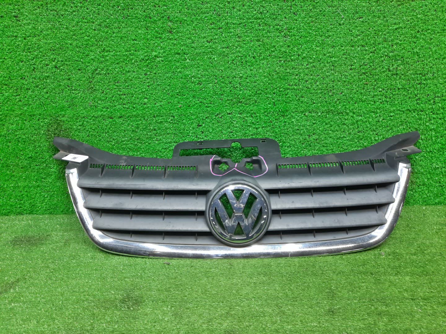 Решетка радиатора VOLKSWAGEN TOURAN 1T1 1T0853651 1 ракурс