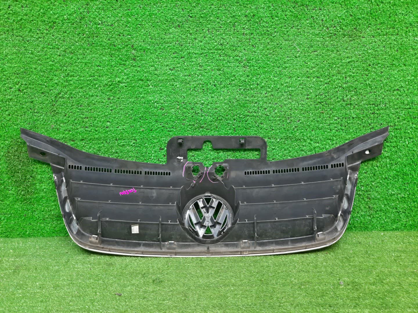 Решетка радиатора VOLKSWAGEN TOURAN 1T1 1T0853651 3 ракурс