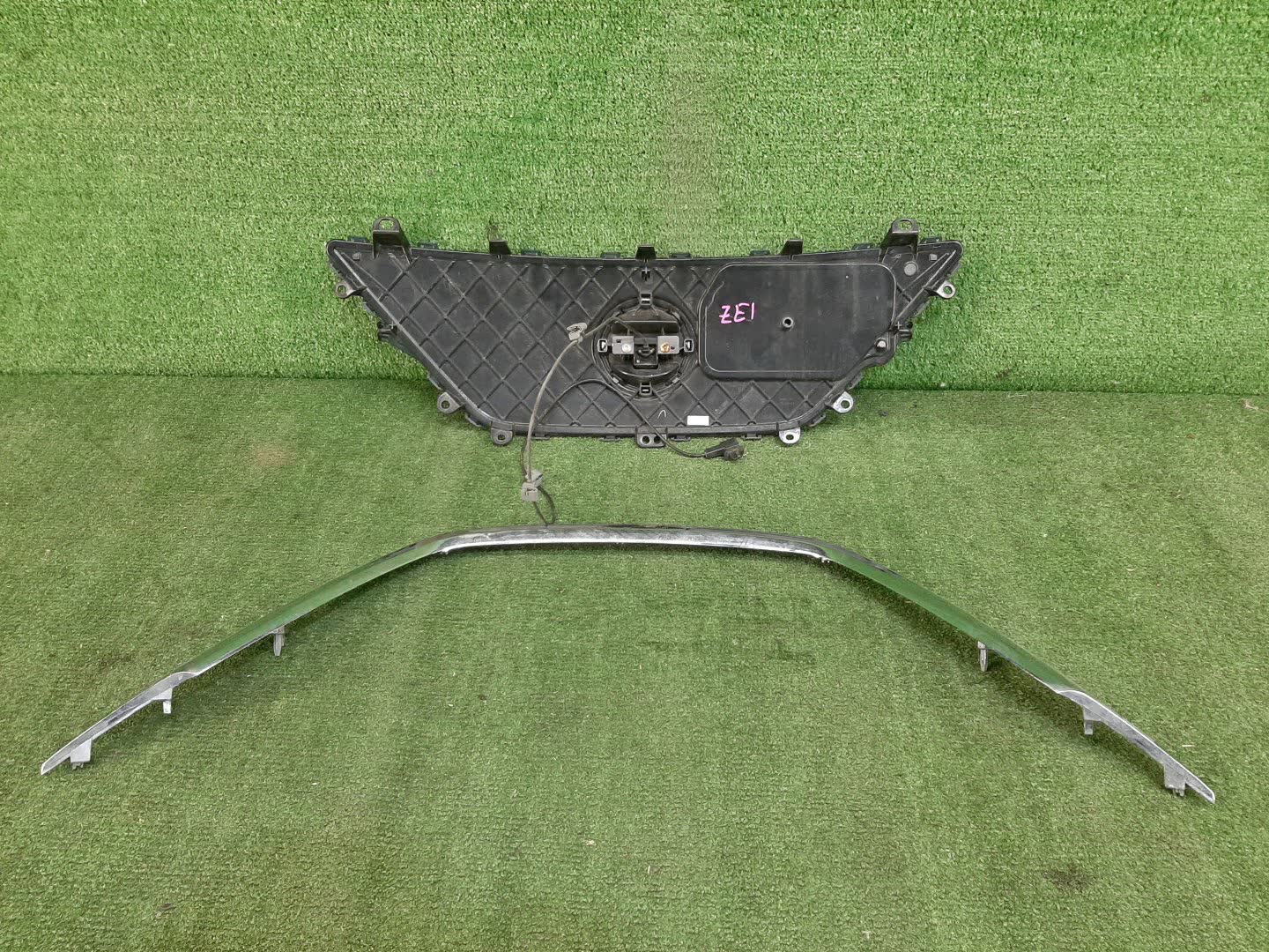 Решетка радиатора NISSAN LEAF ZE1 62072-5SK0C 2 ракурс