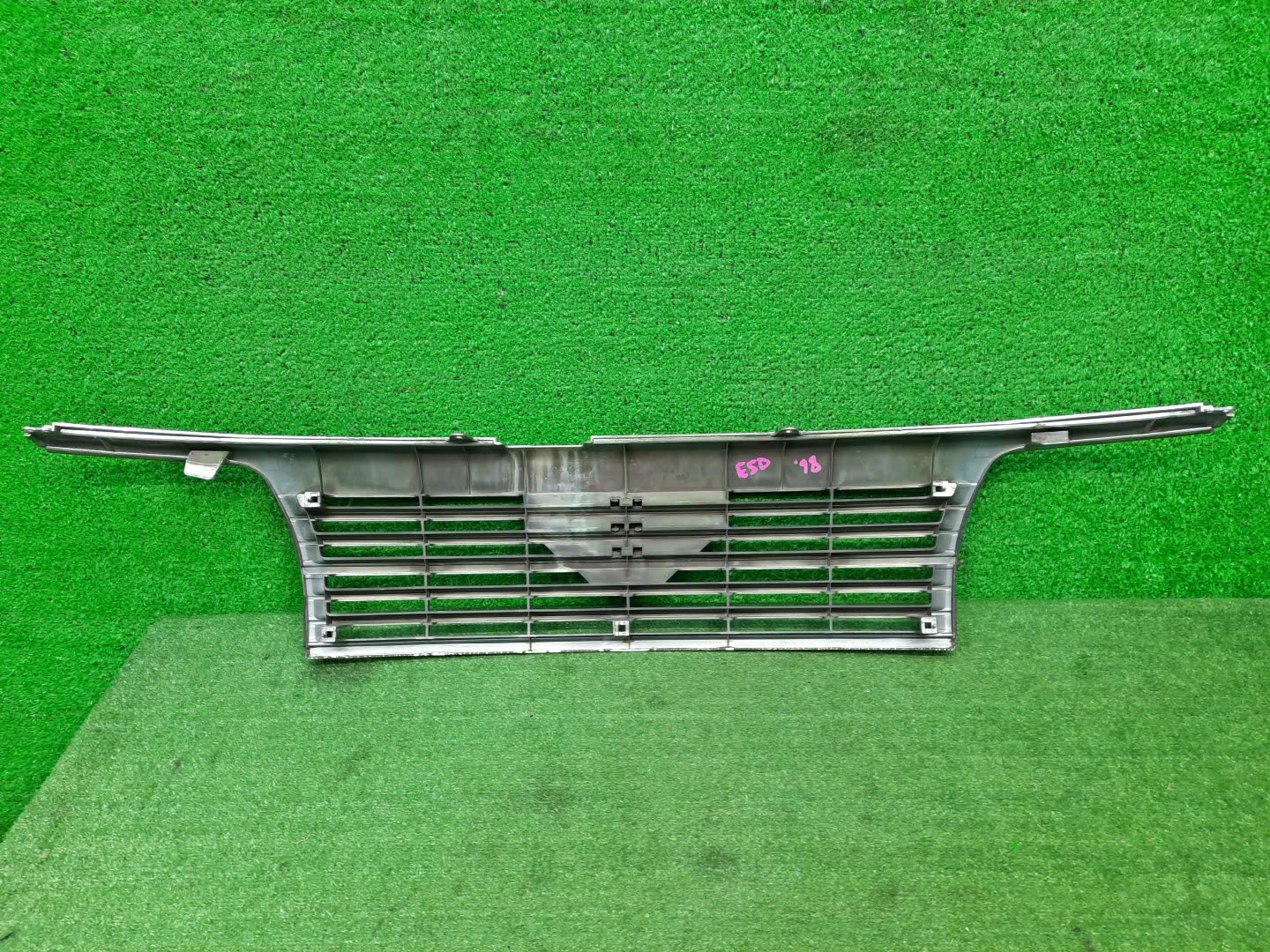 Решетка радиатора NISSAN ELGRAND ATE50, AVE50, ATWE50, ALWE50, APWE50, AVWE50, APE50, ALE50 62310-VE000 4 ракурс