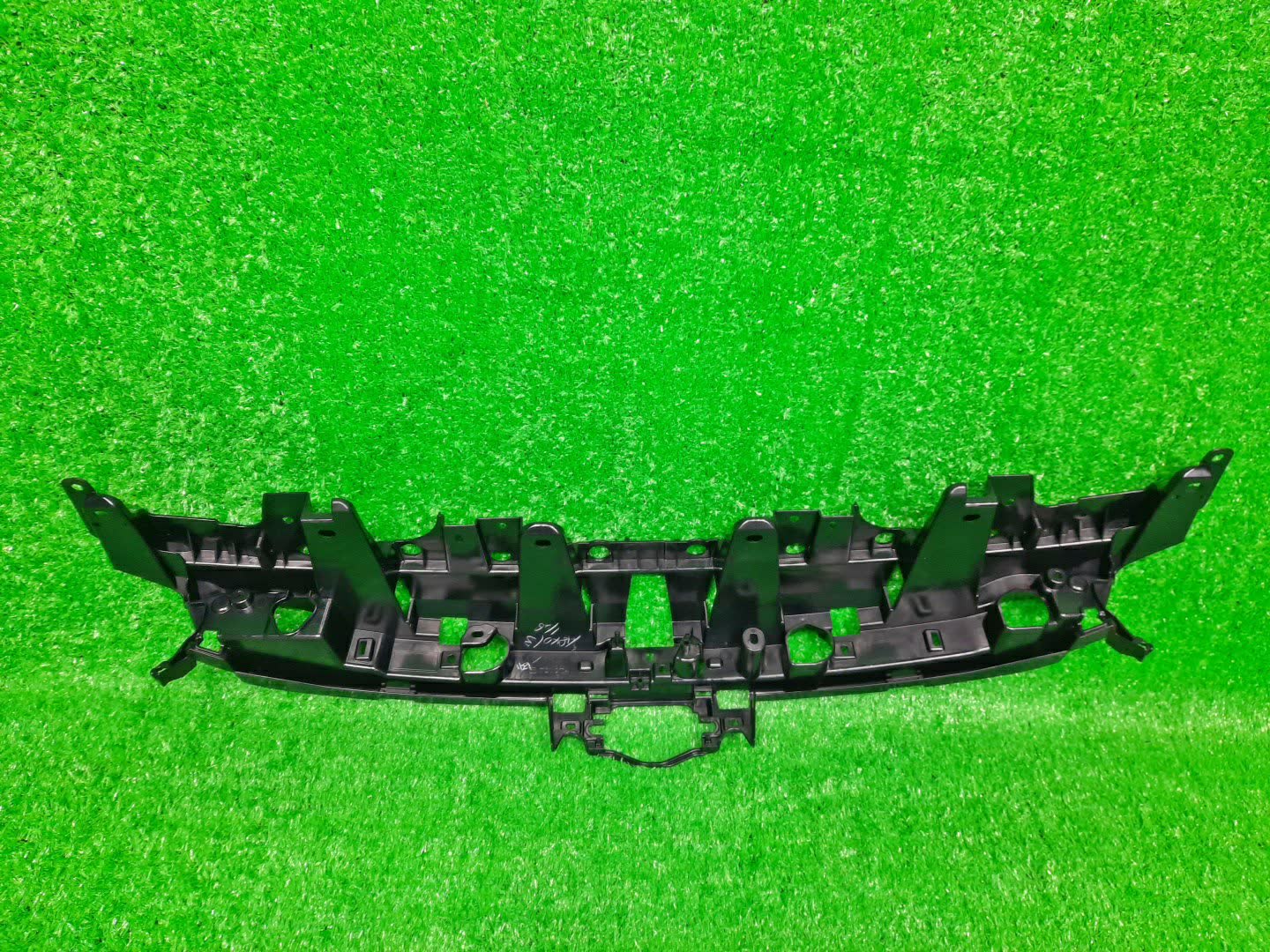 Решетка радиатора TOYOTA CROWN AZSH35 53117-30300 2 ракурс